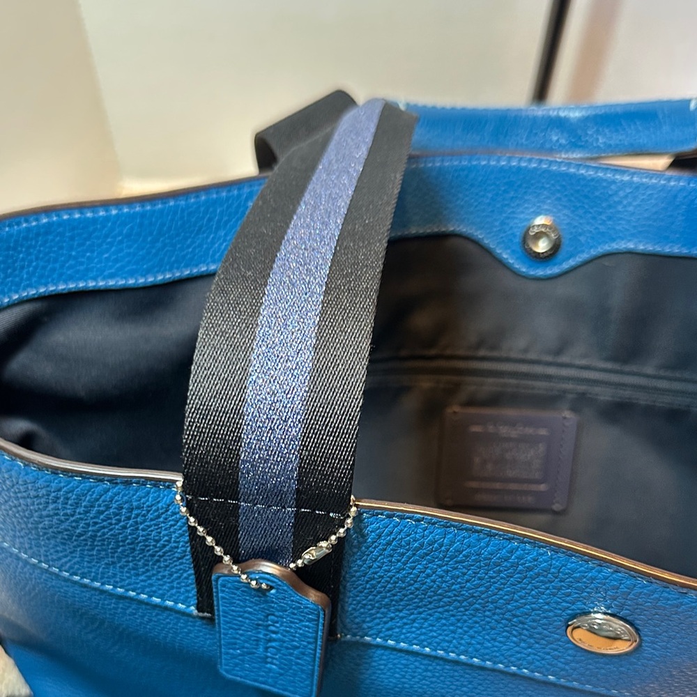 Coach Jes large Horse and Carriage Tote - Picture 13 of 16